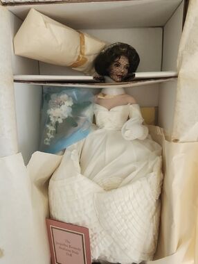 The Jacqueline Kennedy Heirloom Bride Doll New in Box